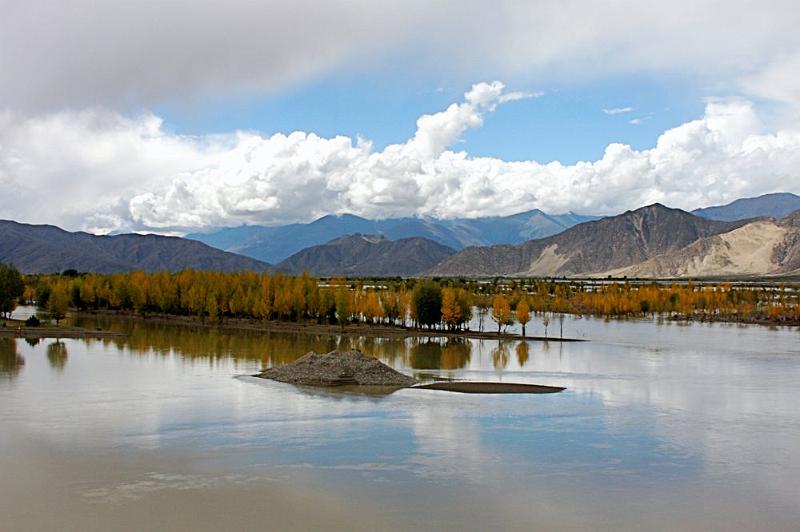 003 First glympse of the mighty Yalutzangpo from the bus.jpg